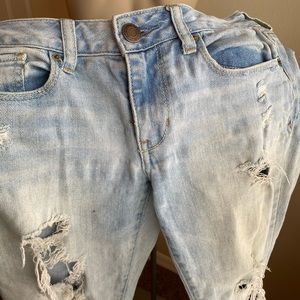 AMERICAN EAGLE ripped skinny light wash jeans